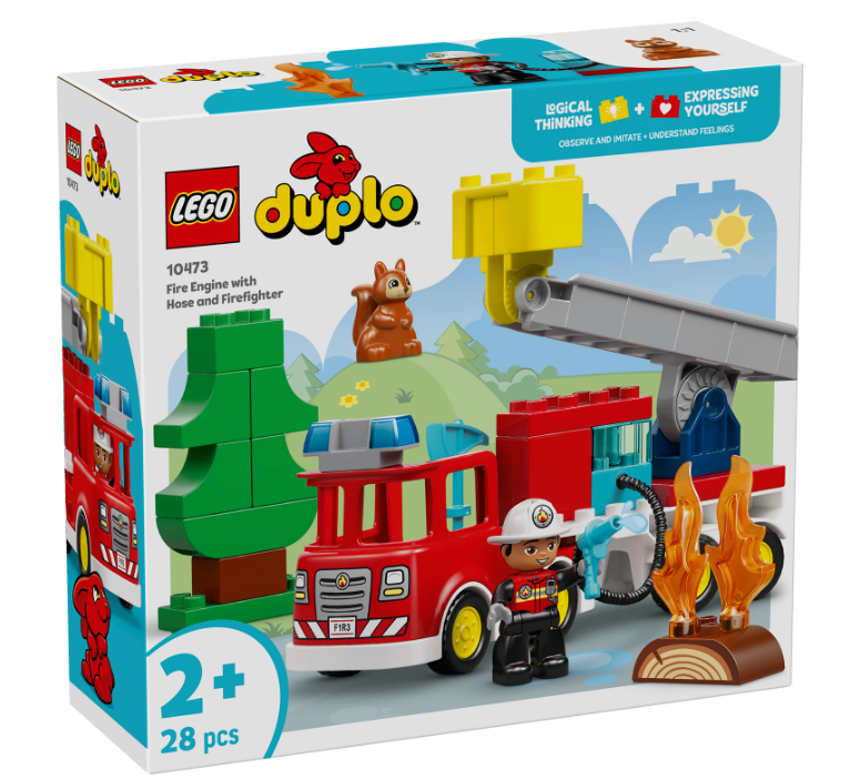 Löschauto mit Schlauch und Feuerwehrmann