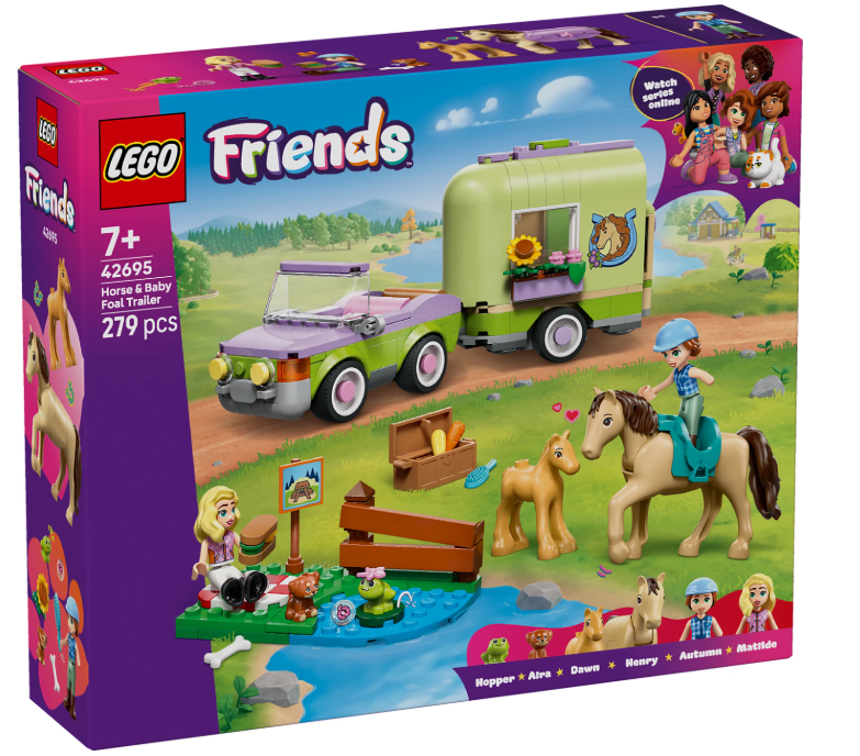 Pferd und Fohlen mit Pferdeanhänger